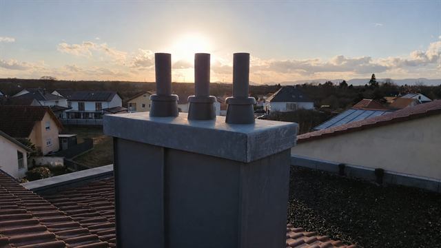 Kaminanlage mit Blick &uuml;ber die Region bei Sonnenuntergang